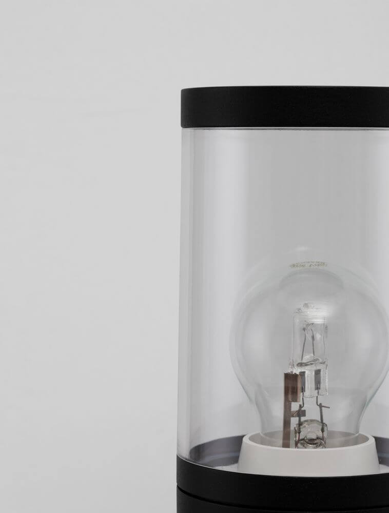 Detailansicht der Cetera Außenwegeleuchte Schwarz IP54 mit transparenter Abdeckung und Sicht auf die Lampe.