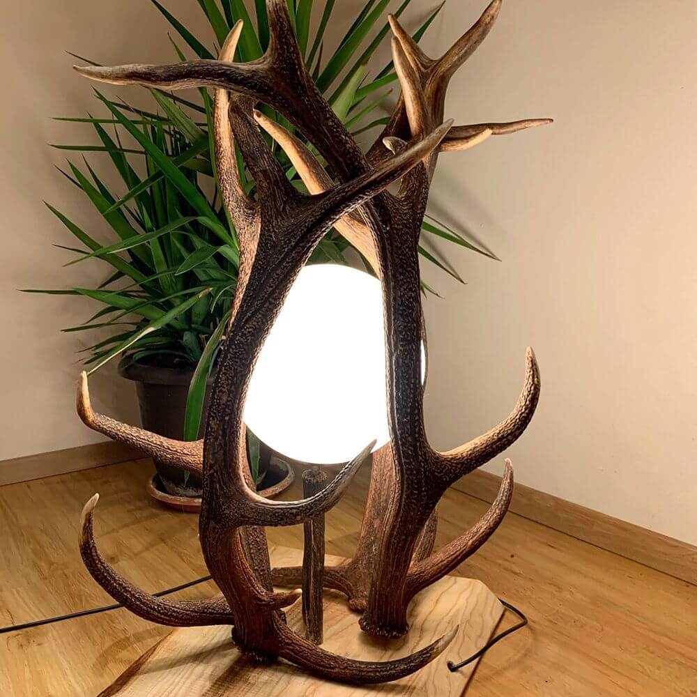 Chalet Geweih Stehlampe Rothirsch 70cm aus echtem Geweih mit modernem Kugellicht in rustikalem Wohndesign.