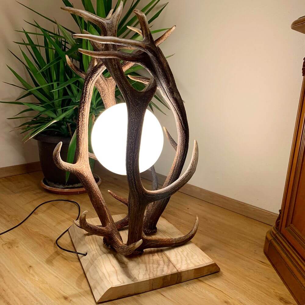 Chalet Geweih Stehlampe Rothirsch 70cm mit modernem Kugellicht und echtem Geweih auf hochwertiger Eiche.