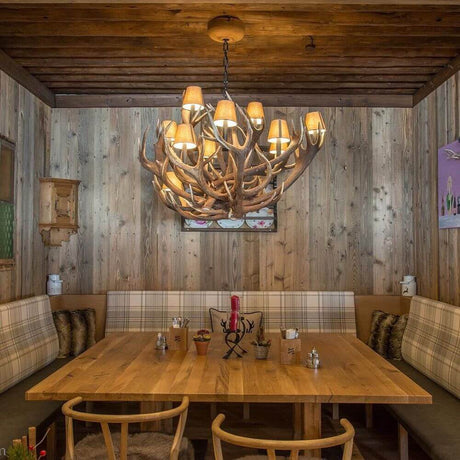 Chalet Geweihleuchte Ø 120cm mit Schirmchen, imposanter Geweihleuchter in rustikalem Raumdesign.