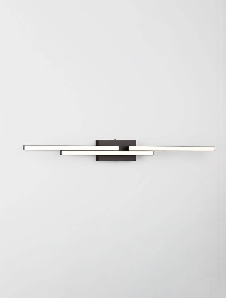 Chart LED Wandleuchte 3-flammig 3000K in modernem Design an Wand montiert.
