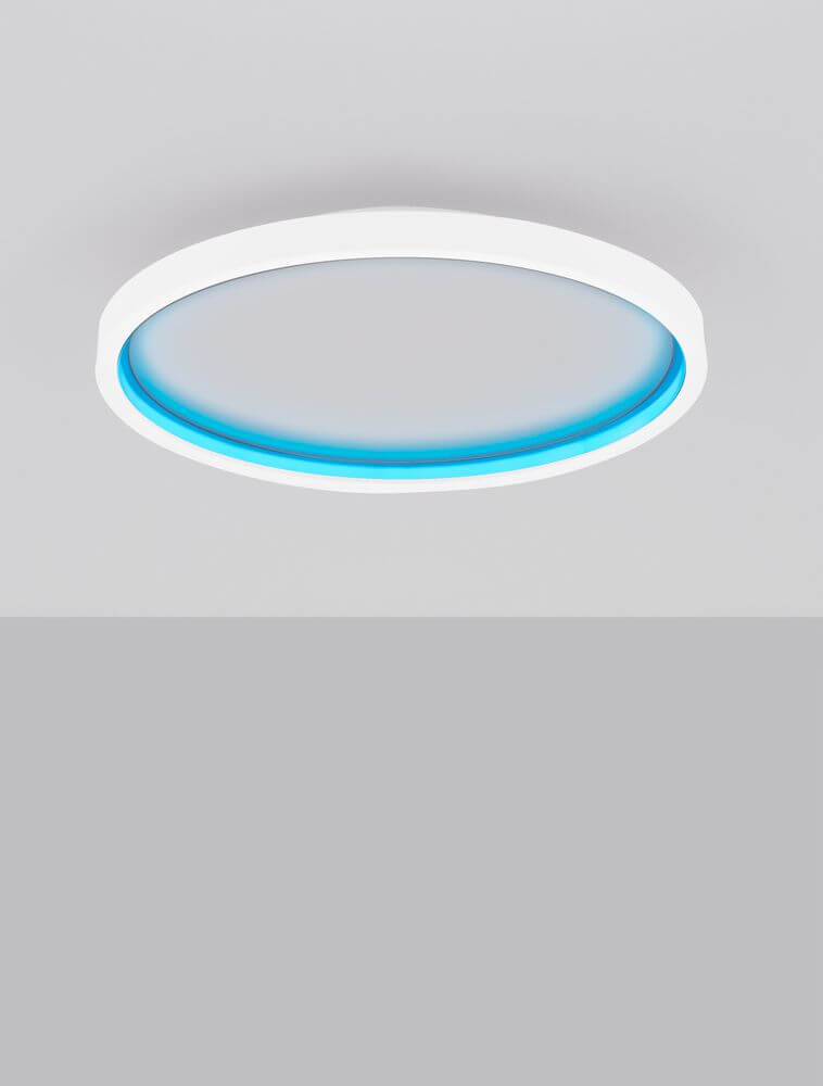 Chet LED Deckenleuchte 2-flammig 2700 5000K Weiß in weißer Ausführung mit blauer Lichtkante.