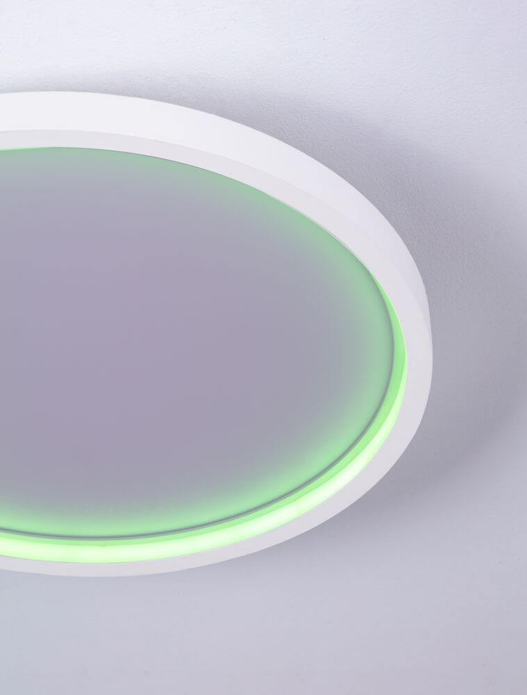 Chet LED Deckenleuchte 2-flammig 2700 5000K Weiß mit grünem Randlicht auf weißem Hintergrund.