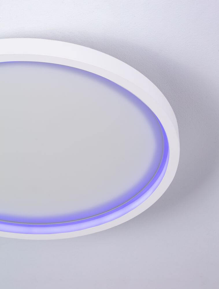 Chet LED Deckenleuchte 2-flammig 2700 5000K Weiß mit blauem Lichtakzent im modernen Design.