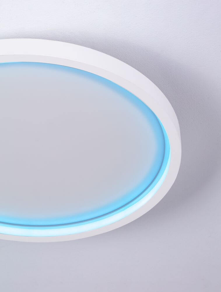 Chet LED Deckenleuchte 2-flammig 2700 5000K Weiß mit modernem Design und blauer Beleuchtung.