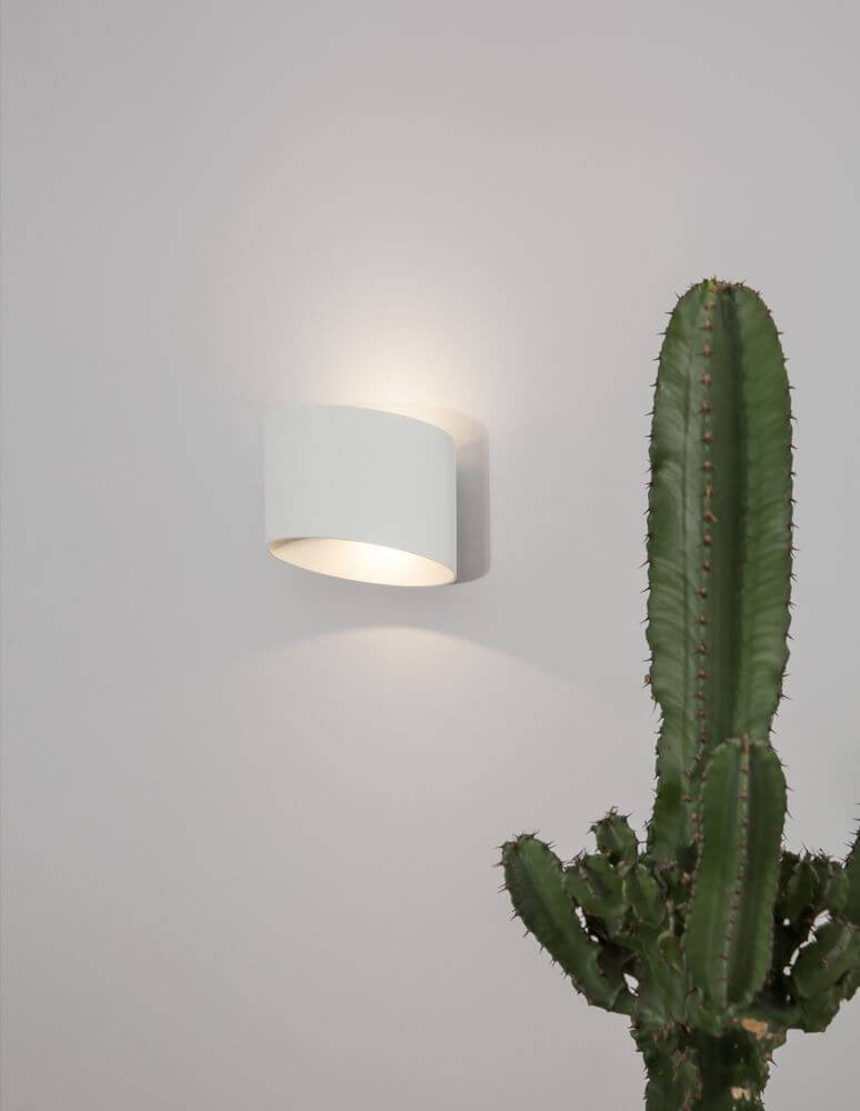 Chez LED Außenwandleuchte Oval 3000K Weiß IP54 an einer Wand neben einem Kaktus.
