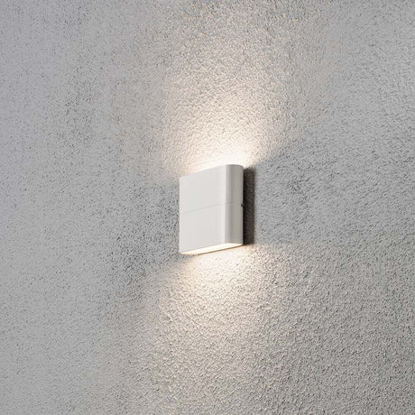 Chieri LED Außen-Wandleuchte Weiß, opales Acrylglas an einer Wand montiert, sorgt für moderne Außenbeleuchtung.