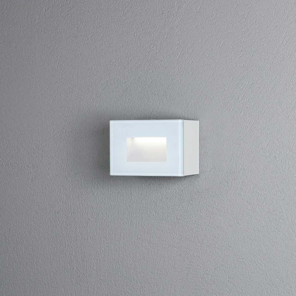 Chieri LED Außen Wandleuchte in Weiß an einer grauen Wand installiert.