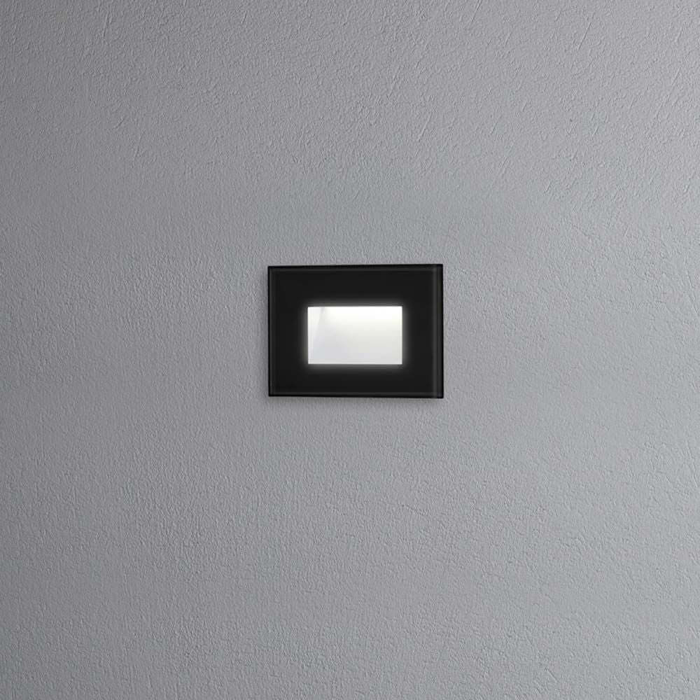 Chieri LED Außen Wandleuchte in Schwarz montiert an einer grauen Wand, modernes Design.