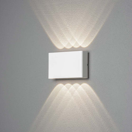 Chieri LED Außen Wandleuchte IP54 in Weiß, moderne 2-flammige Lichtquelle für Außenbereiche.