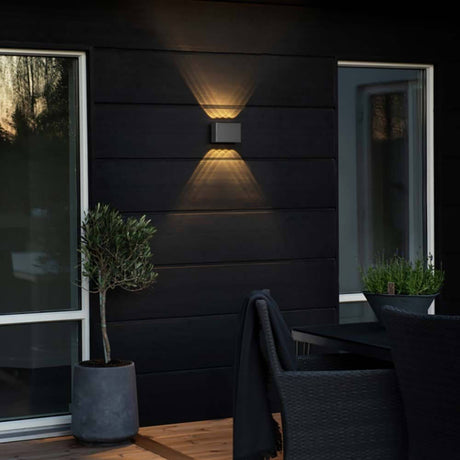 Chieri LED Außen Wandleuchte IP54 an einer Wand im Freien, moderner Look in Anthrazit.