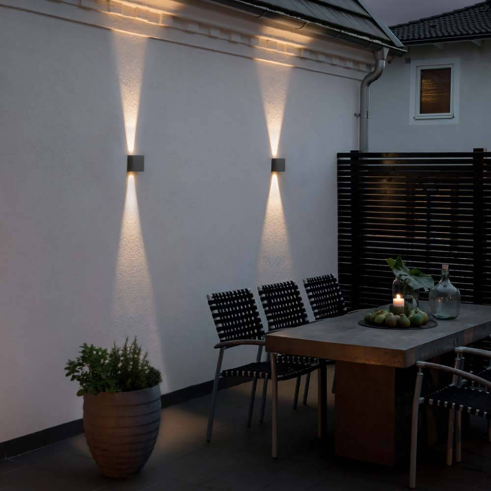 Chieri LED Außen Wandleuchte Up & Downlights an einer Wand im Außenbereich mit dekorativem Licht.