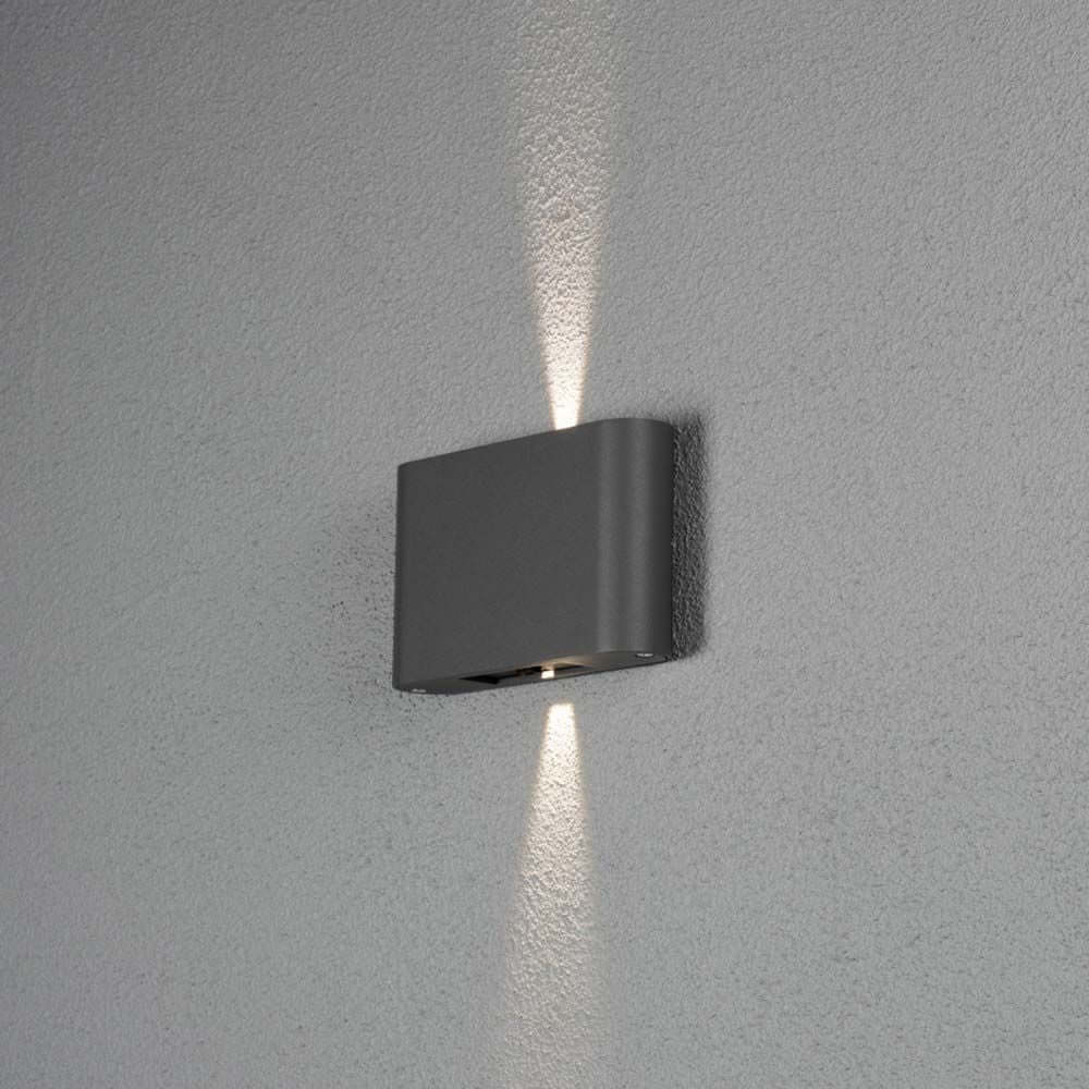 Chieri LED Außen Wandleuchte Up & Downlights in Anthrazit mit verstellbarem Lichtwinkel an der Wand montiert.