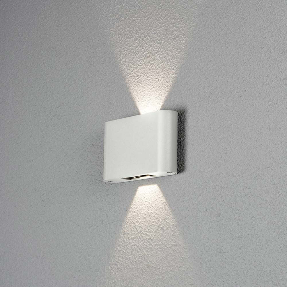 Chieri LED Außen Wandleuchte Up & Downlights in Weiß an einer grauen Wand mit Up- und Downlight.