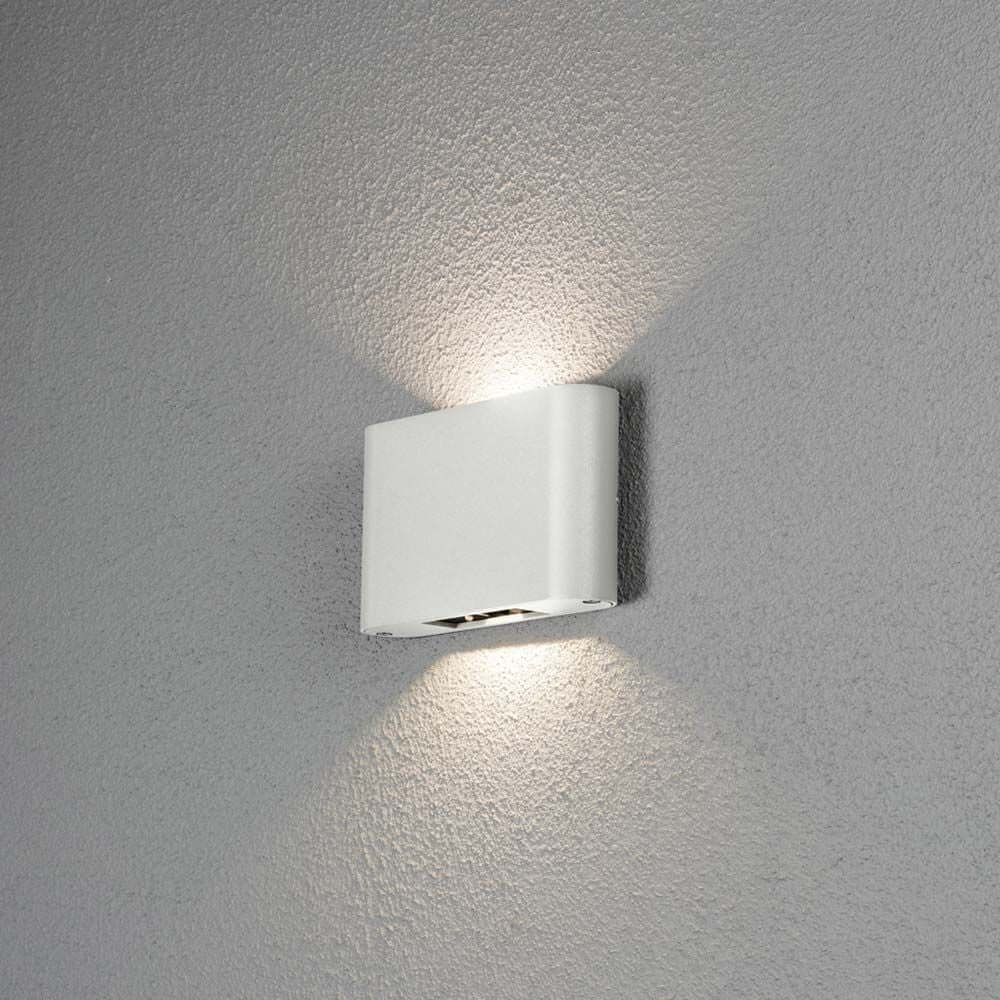 Chieri LED Außen Wandleuchte Up & Downlights in Weiß an der Wand angebracht mit verstellbarem Lichtwinkel.