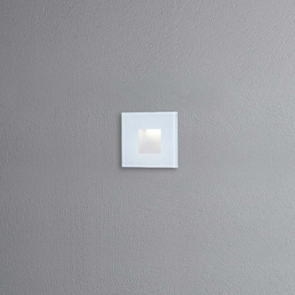 Chieri LED Außenwandlampe IP54 auf grauem Hintergrund, kleine rechteckige 1,5W HP LED-Leuchte.