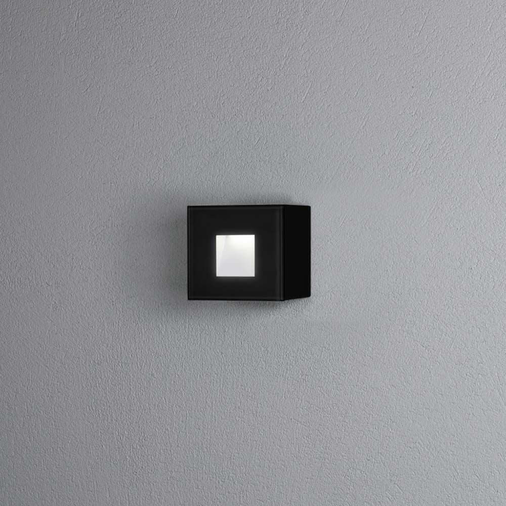Chieri LED Außenwandlampe IP54 an grauer Wand, rechteckige 1,5W HP LED Leuchte.