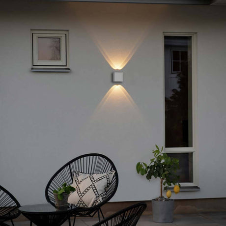 Chieri LED Wandleuchte Up & Downlights strahlen sanft an einer Hauswand, ideal für Außenbeleuchtung.