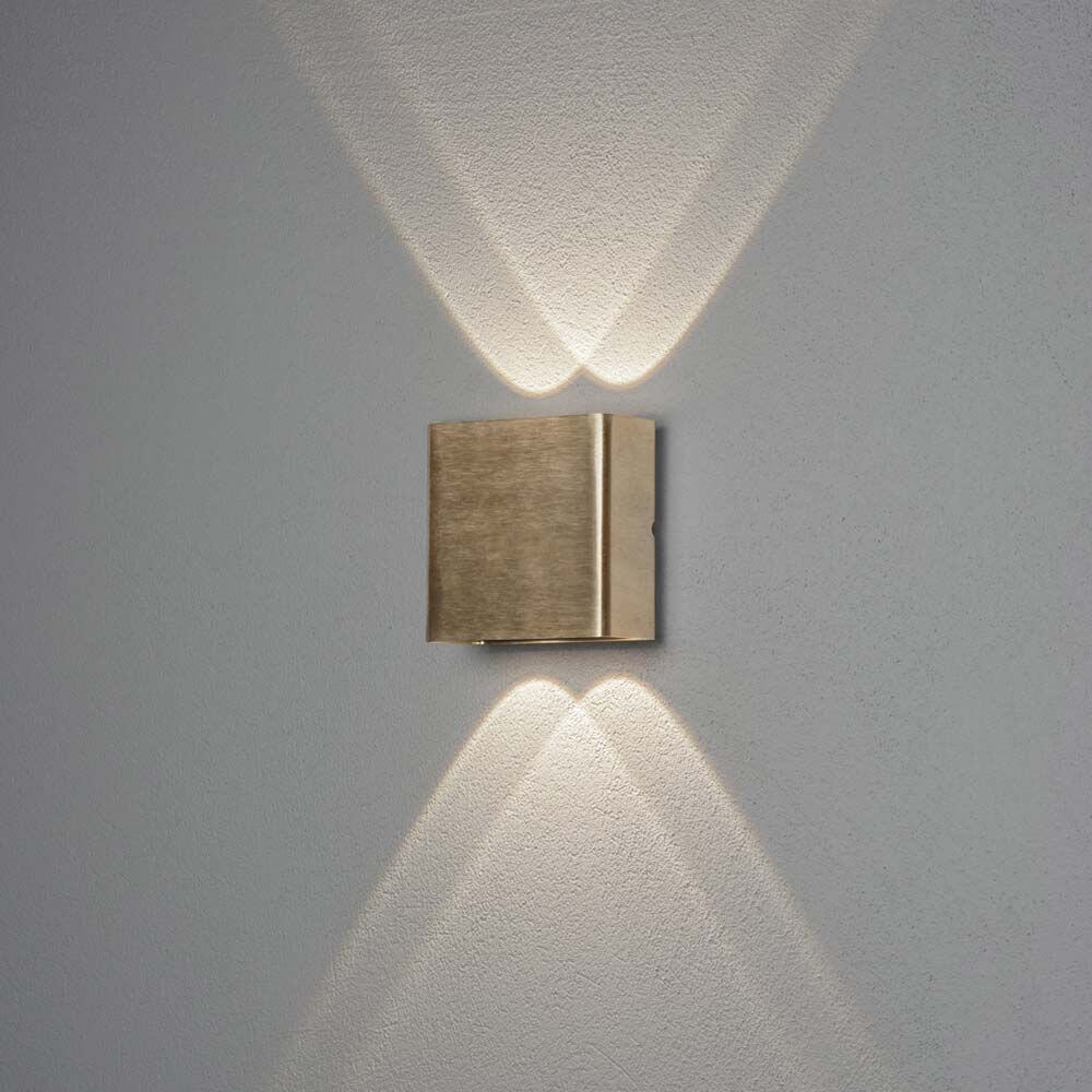 Chieri LED Wandleuchte Up & Downlights in Messingfarbe, ideal für Außenbereiche mit stilvollem Lichtdesign.