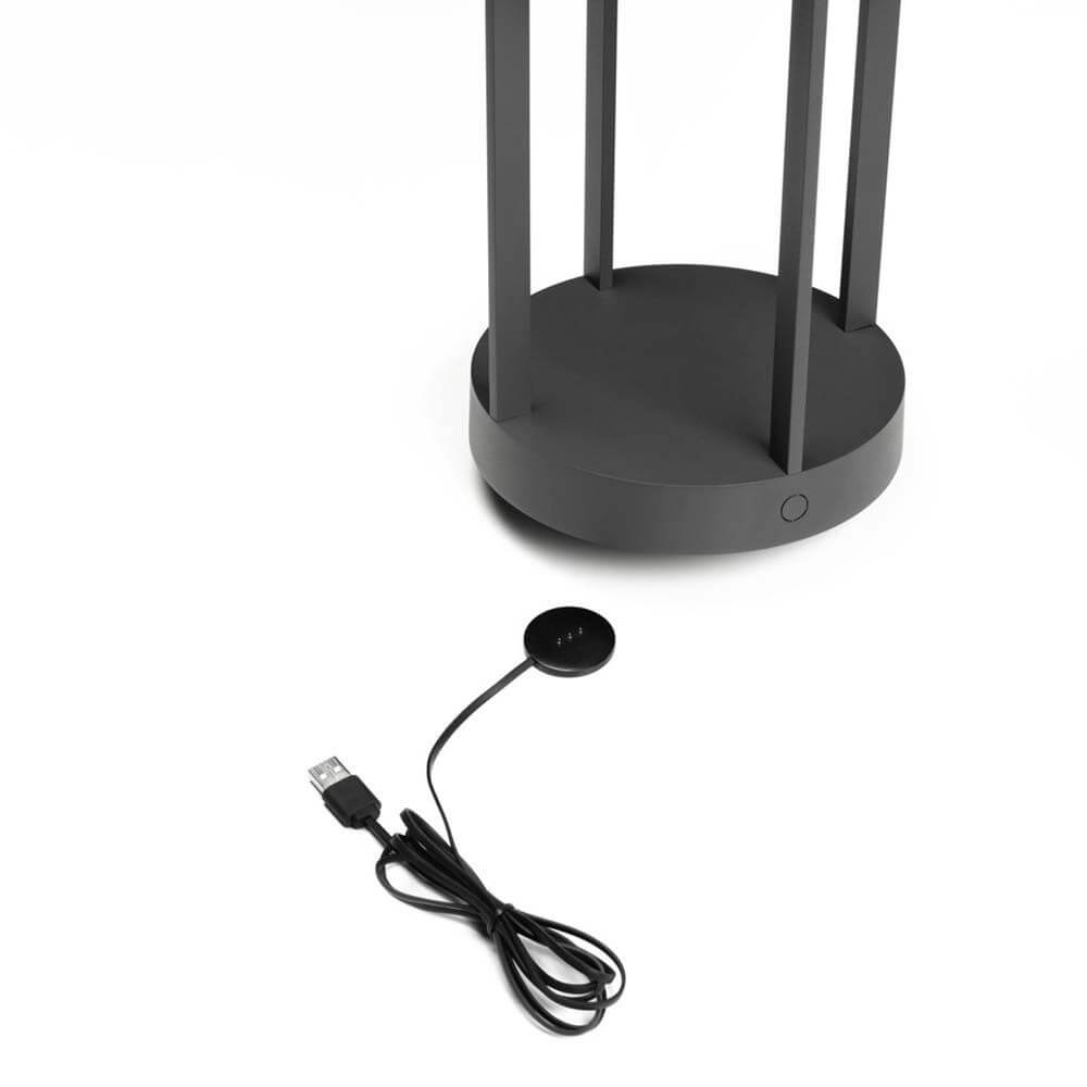 Chieti LED Akku Laterne IP54 mit USB-Ladeanschluss und dimmbarem Licht, Schwarz oder Grau.