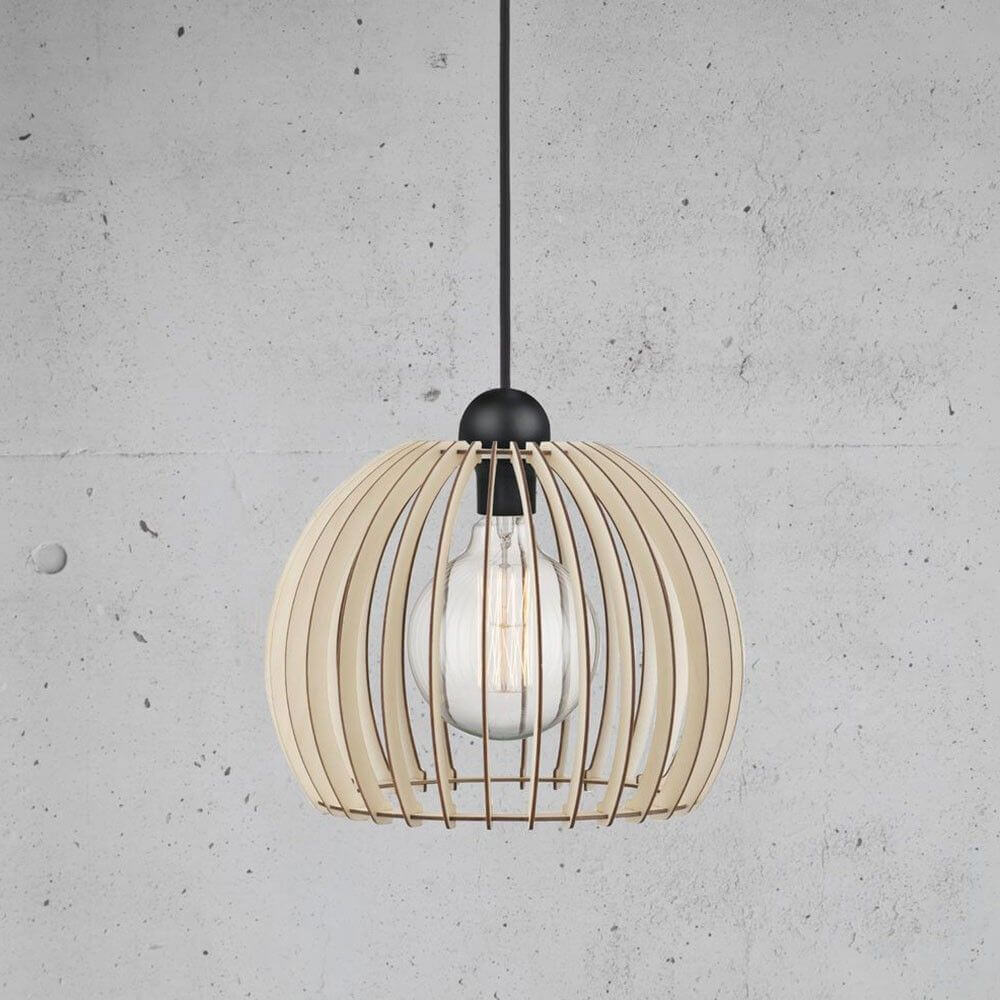 Chino Pendelleuchte mit Holzlamellen und dekorativer Glühbirne für eine angenehme Lichtstreuung.