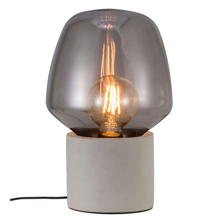 Lampe de table Christina avec dôme en verre transparent et base robuste, idéale pour un style d’intérieur minimaliste.