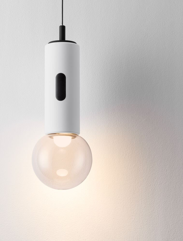 Chronos LED Pendelleuchte 3000K in modernem Design mit runder Glühbirne und weißem Gehäuse