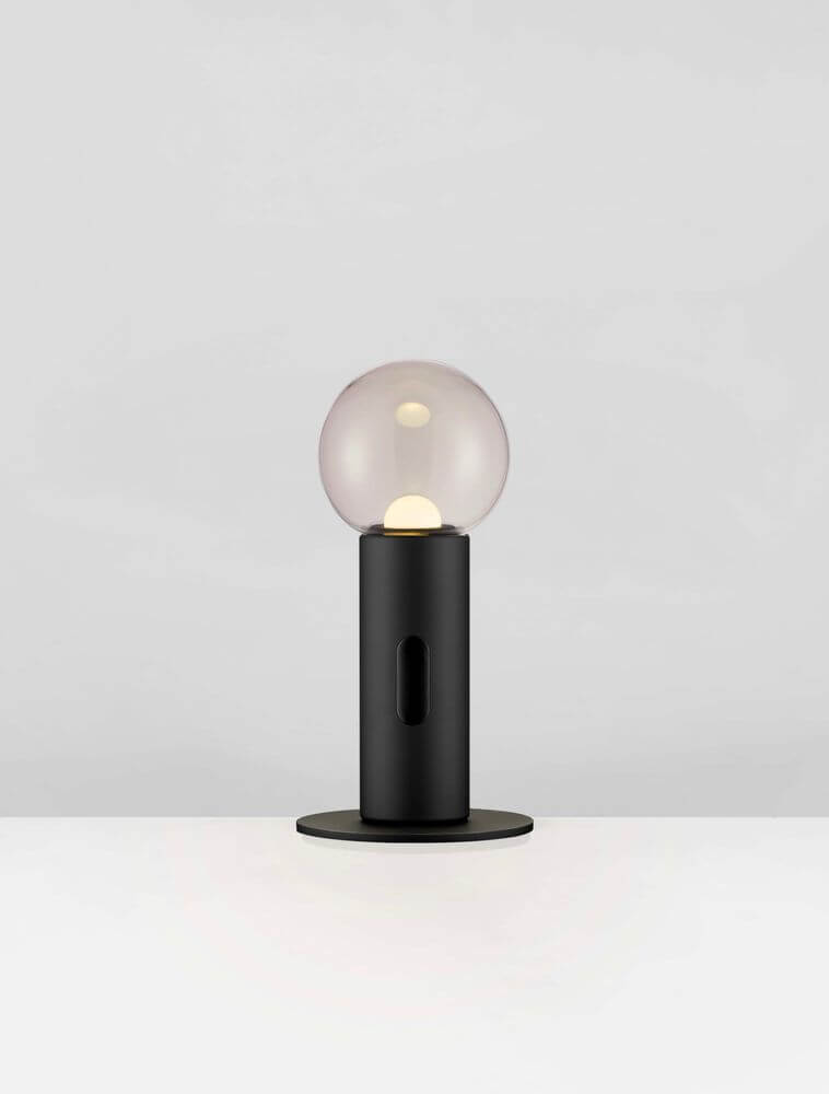 Schlichte Chronos LED Tischleuchte 3000K in Schwarz mit mattem Glas, ideal für moderne Wohnräume.