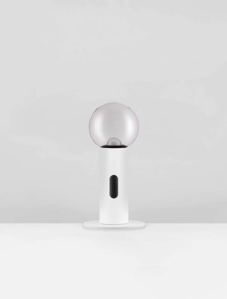 Chronos LED Tischleuchte 3000K mit minimalistischer Form und eleganter Design-Akzent in Weiß.