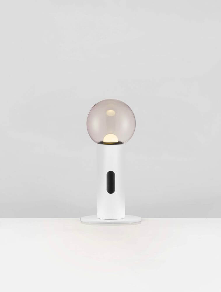 Chronos LED Tischleuchte 3000K in modernem Design mit sensorbasierter Steuerung und elegantem Gehäuse.