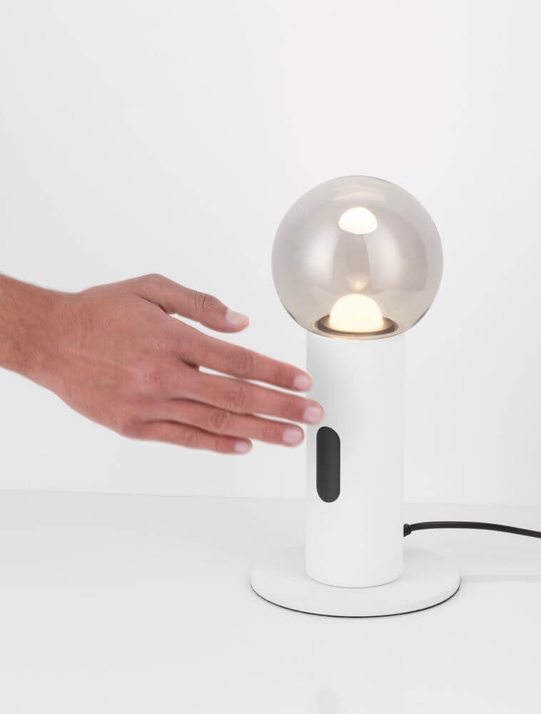 Chronos LED Tischleuchte 3000K mit sensorischem Bedienungsdesign und eleganter Form.