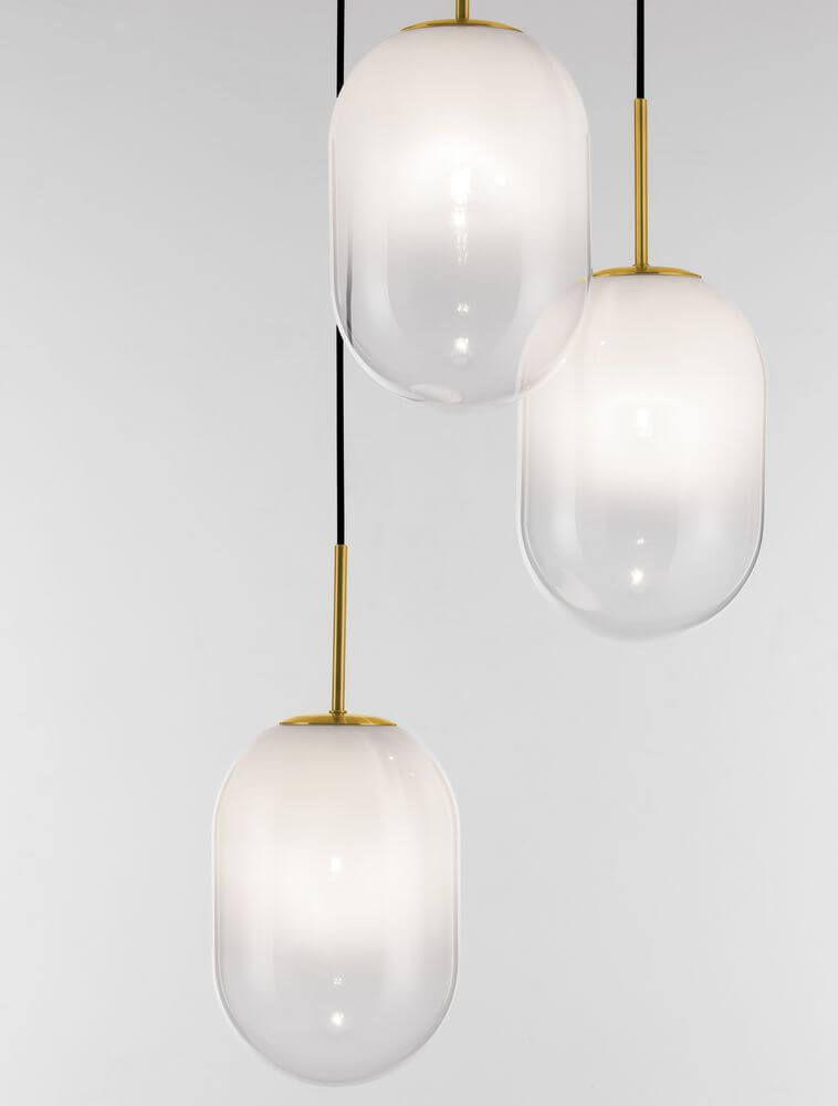 Chrysi Pendelleuchte 3-flammig Ø 43cm Gold, Weiß mit drei schlichten Opalglasschirmen.