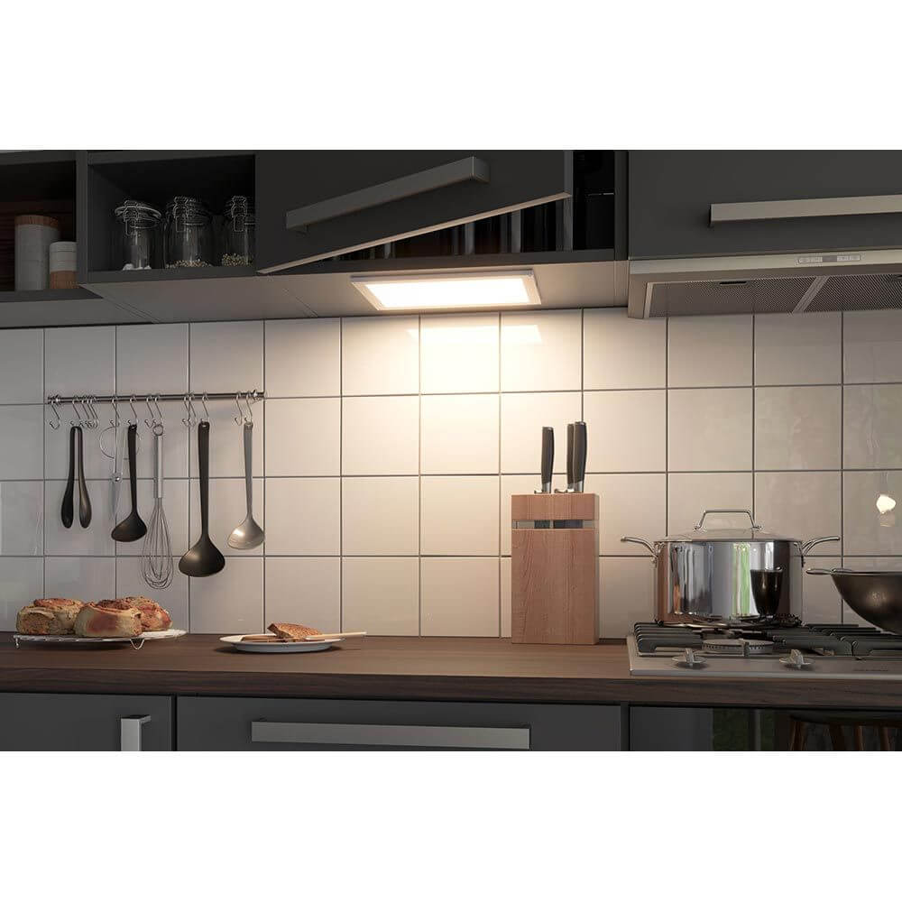 Clever LED Panel Flad Wärme-Dimmbar Weiß-Matt montiert unter dem Oberschrank in einer modernen Küche.