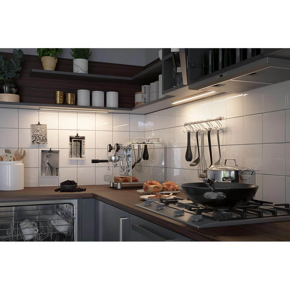 Clever LED Küchenlampe Barre 55cm Weiß, Chrom-Matt montiert über der Arbeitsfläche in einer modernen Küche.