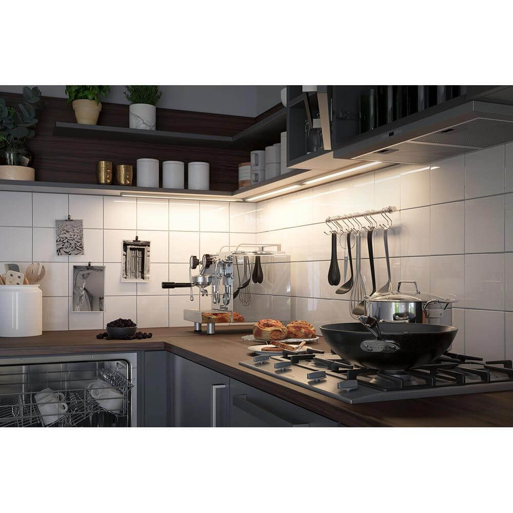 Clever LED Küchenlampe Barre 55cm Weiß, Chrom-Matt in einer modernen Küche mit beleuchteter Arbeitsfläche.