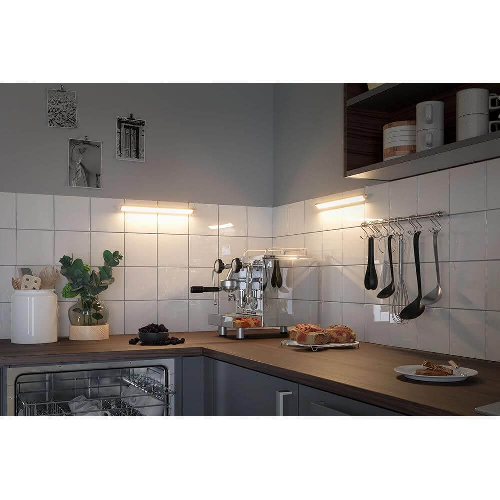 Clever LED Leiste Barre Weiß Chrom-Matt, unter dem Oberschrank montiert, beleuchtet die Arbeitsfläche in der Küche.