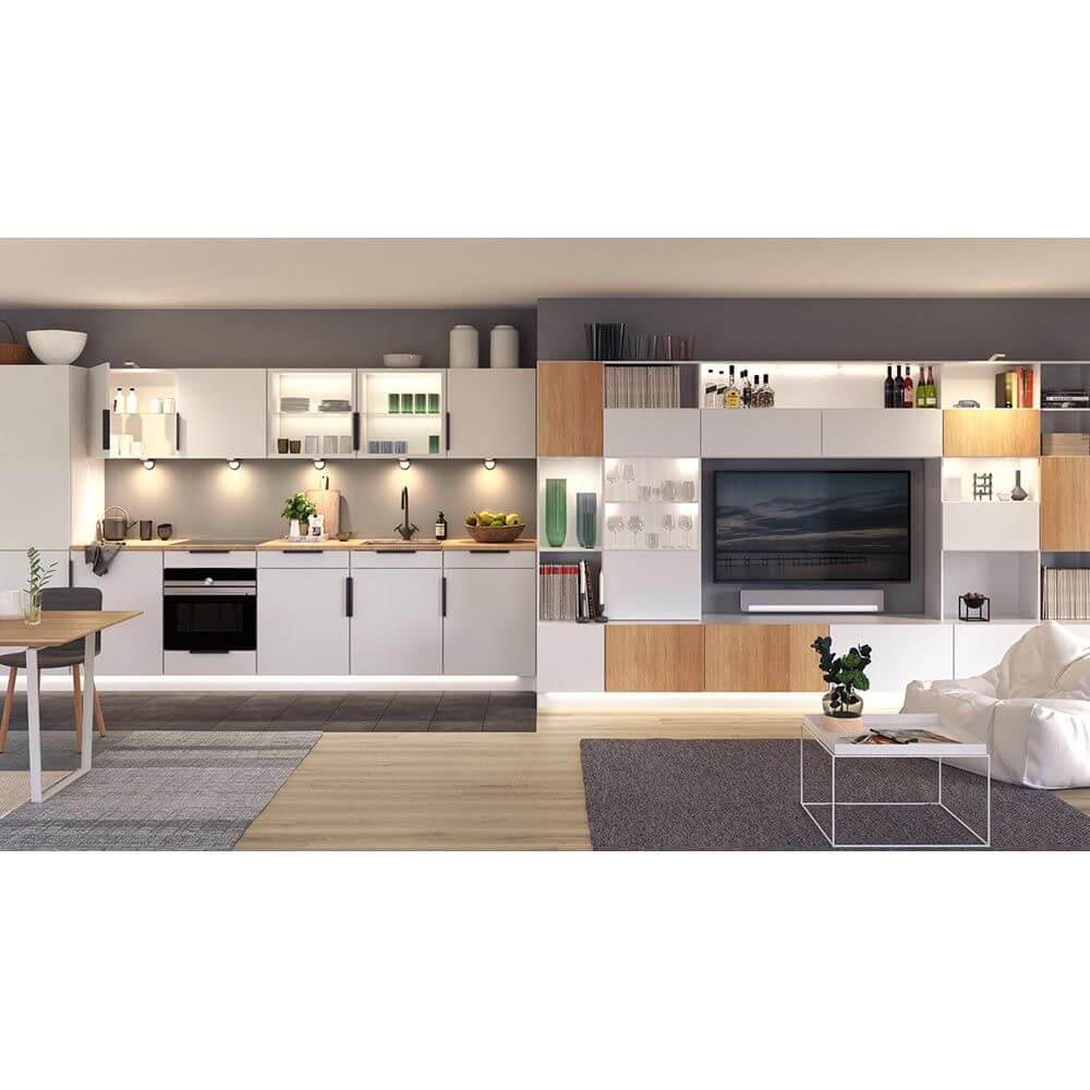 Moderne Wohnküche mit eleganter LED-Beleuchtung, Hochglanzmöbeln und einem gemütlichen Wohnbereich.