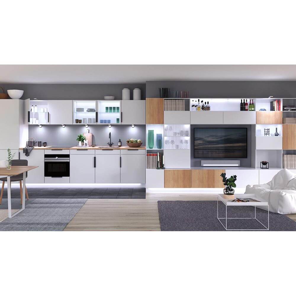 Moderne Küche mit cleverer LED-Beleuchtung und eleganten weißen Möbeln.