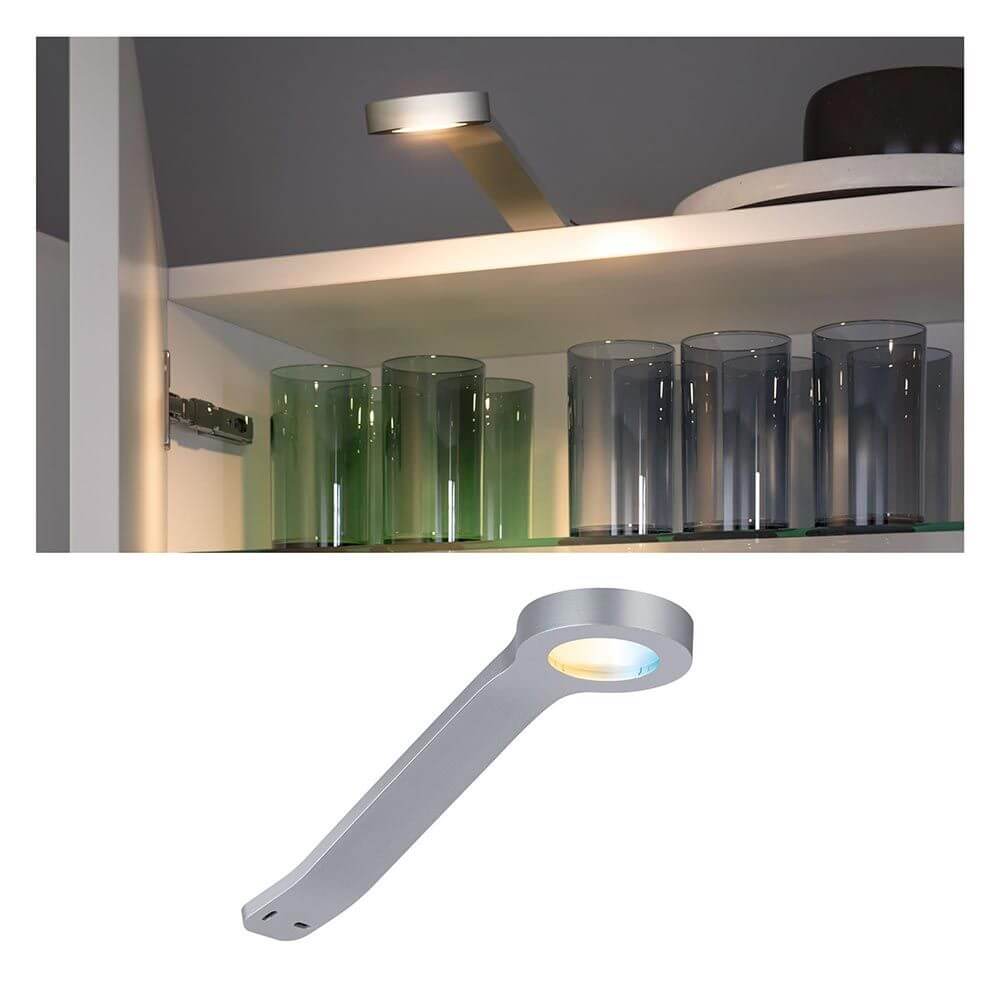 Clever LED Spot Mike Weiß, Chrom-Matt montiert über Gläsern im Schrank mit beeindruckenden Lichteffekten.