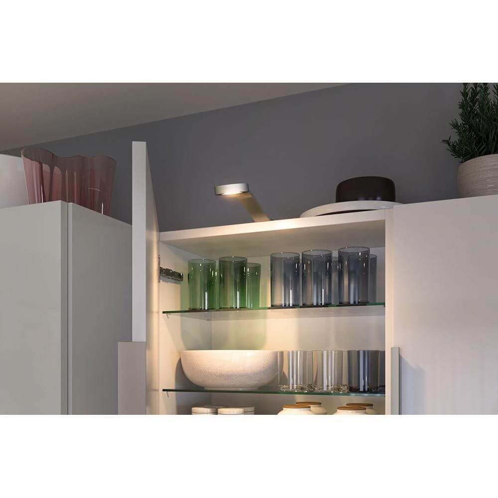 Clever LED Spot Mike Weiß, Chrom-Matt montiert auf einem Schrank, ideal für individuelle Möbelbeleuchtung.
