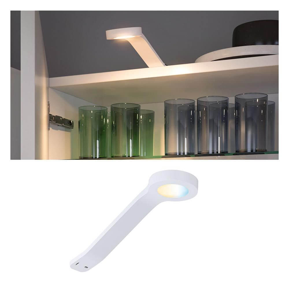 Clever LED Spot Mike Weiß-Matt auf einem Regal mit Gläsern, sorgt für stilvolle Beleuchtung.