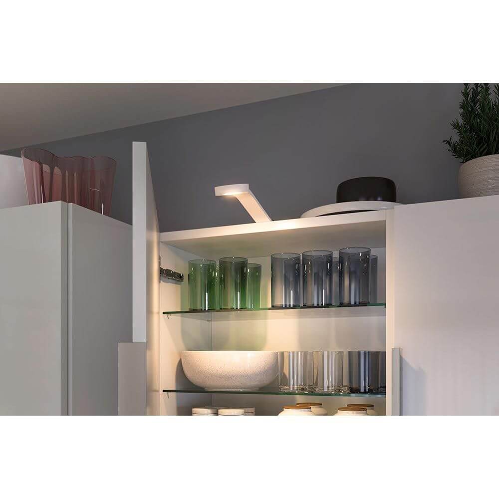 Clever LED Spot Mike Weiß-Matt montiert auf einem Schrank mit Glaswaren und tollen Lichteffekten.