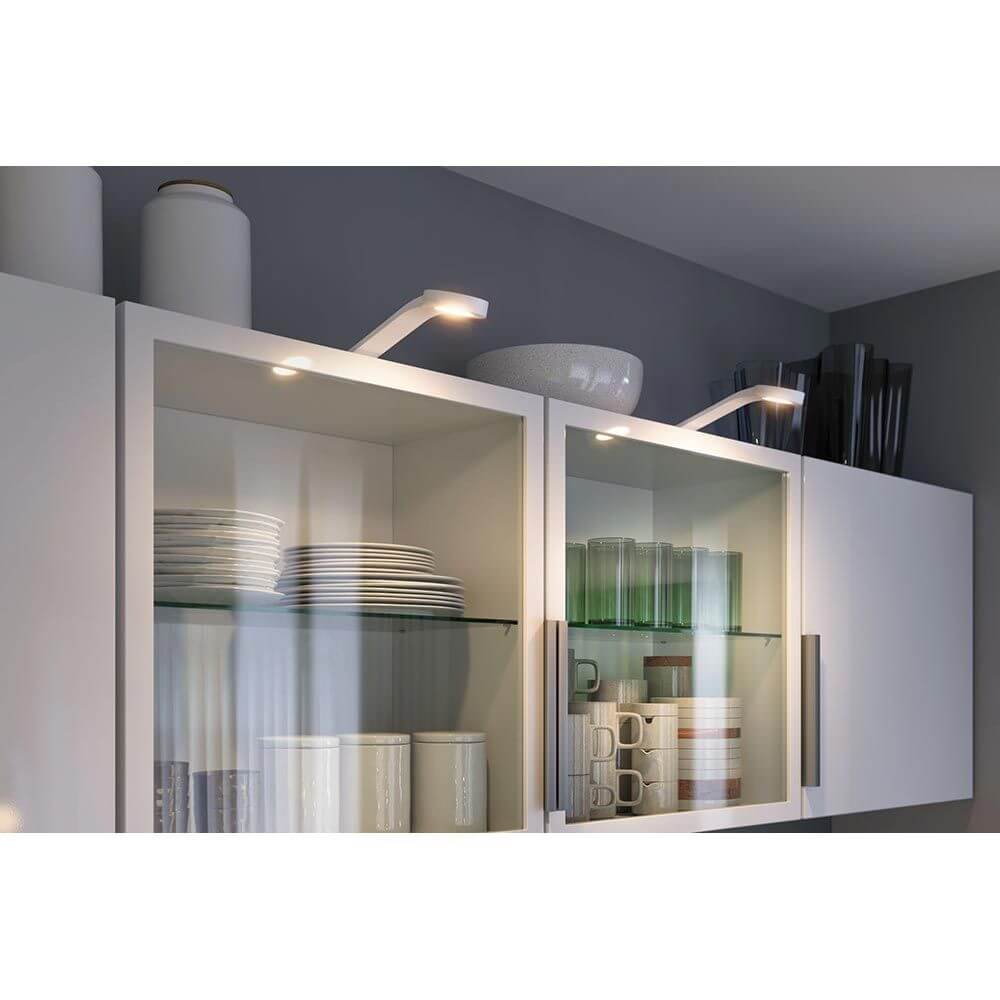 Clever LED Spot Mike Weiß-Matt beleuchtet Geschirr in einem modernen weißen Küchenschrank.