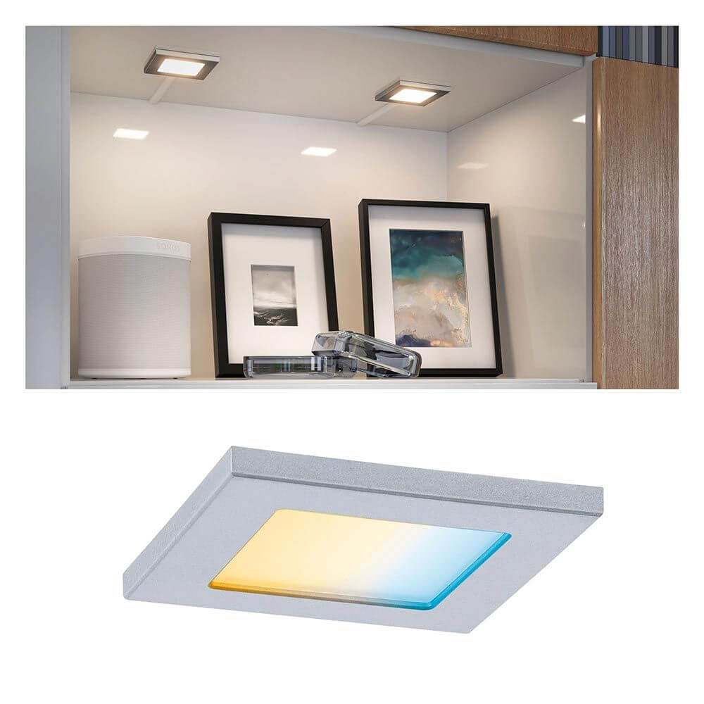 Clever LED Spot Pola CCT Weiß, Chrom-Matt in einem Möbelstück mit Bildern und einem Lautsprecher.