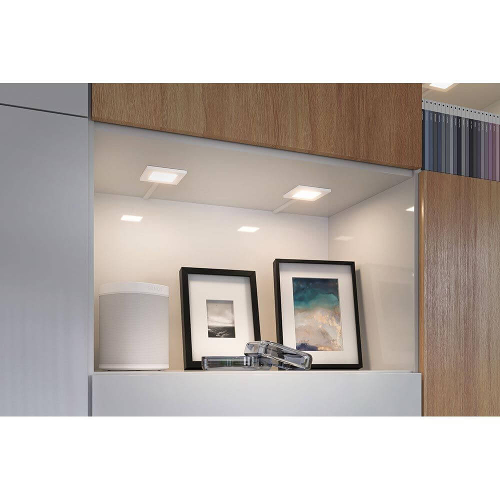 Clever LED Spot Pola Weiß-Matt im Schrank, sorgt für Übersichtlichkeit und individuelle Möbelbeleuchtung.