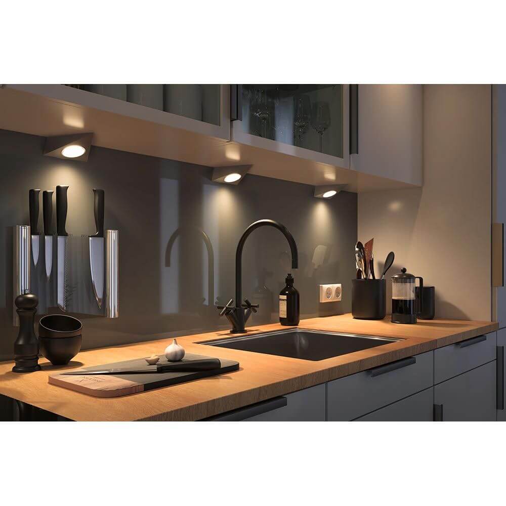 Clever LED Spot Trigo Weiß 12W Nickel-Gebürstet an einer modernen Küchenzeile mit Kochutensilien.