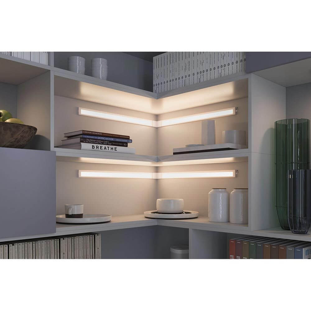Clever Border Eck-Verbinder Weiß-Matt in modernem Regal mit sanfter Beleuchtung und eleganten Accessoires.