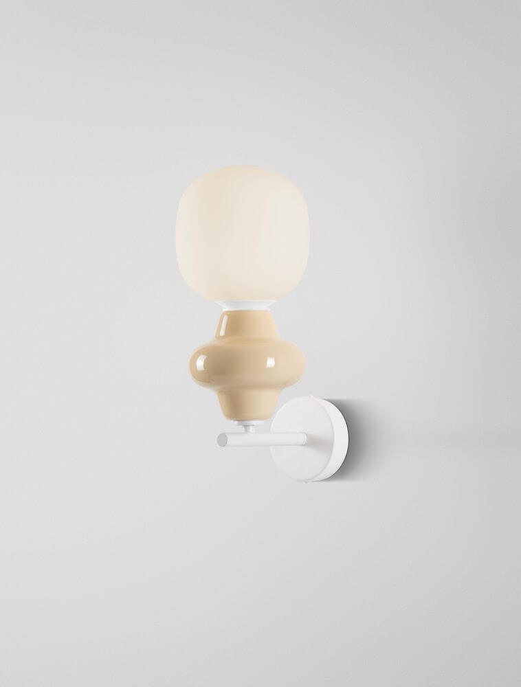 Clio Wandleuchte Ø 15cm E14 in modernem Design mit Glas- und Keramikelementen in sanften Farbtönen.