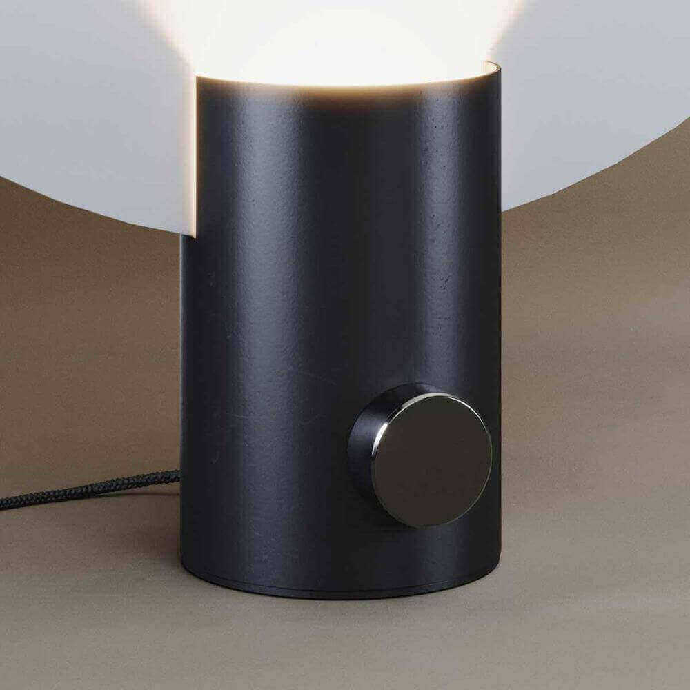 Moderne Lampe in Schwarz mit einem runden Drehschalter, ideal für stilvolle Raumbeleuchtung.