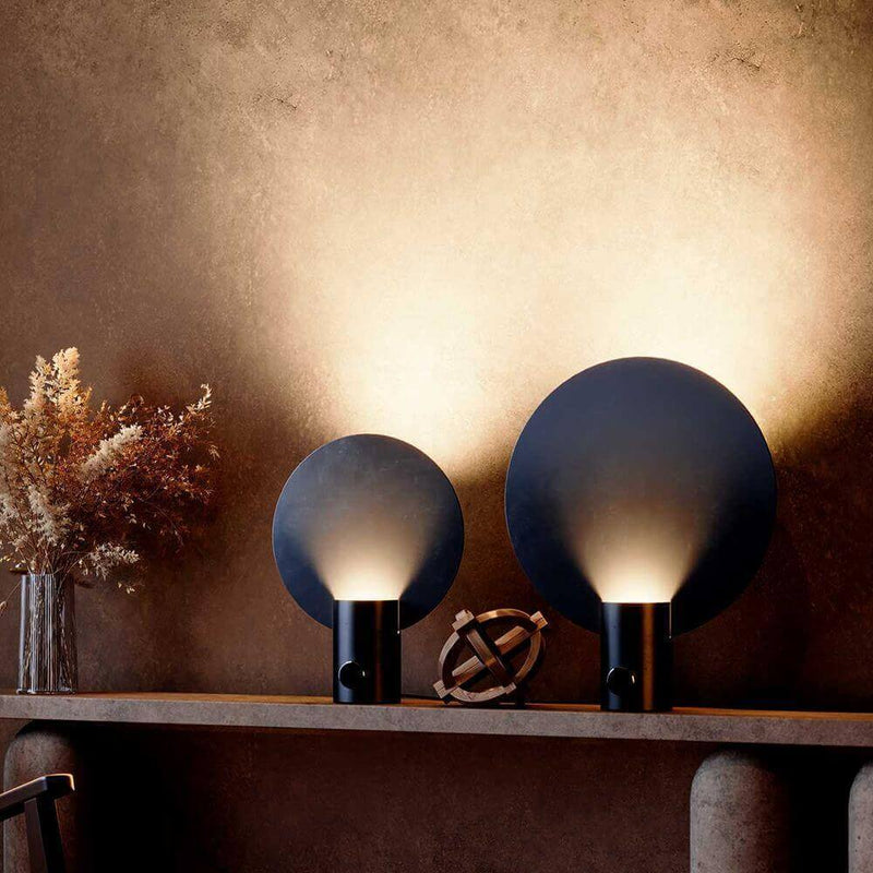 Moderne Tischlampen mit runden Lampenschirmen auf einem Regal, stilvolle Raumbeleuchtung für ein gemütliches Ambiente.